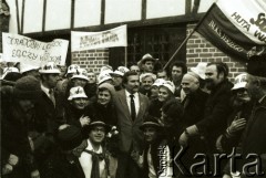 Październik 1984, Gdański Polska.
Delegacja z Krakowa z ksiądz Kazimierz Jancarz (3. od prawej) z wizytą u Lecha Wałęsy (1. od prawej). Na zdjęciu widoczny ksiądz Tadeusz Gocłowski (obok K. Jancarza). 
Fot. Jerzy Szot, zbiory Ośrodka KARTA