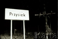 Październik-listopad 1984, Przysiek, Polska.
Tablica drogowa miejscowości, przez którą przejeżdżał samochód z porwanym księdzem Jerzym Popiełuszko. Tu udało się wyskoczyć z samochodu porywaczy Waldemarowi Chrostowskiemu, kierowcy księdza.
Fot. Jerzy Szot, zbiory Ośrodka KARTA
