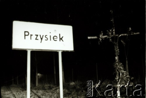 Październik-listopad 1984, Przysiek, Polska.
Tablica drogowa miejscowości, przez którą przejeżdżał samochód z porwanym księdzem Jerzym Popiełuszko. Tu udało się wyskoczyć z samochodu porywaczy Waldemarowi Chrostowskiemu, kierowcy księdza.
Fot. Jerzy Szot, zbiory Ośrodka KARTA