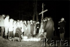 Październik-listopad 1984, Przysiek, Polska.

Czuwanie pod krzyżem w intencji porwanego księdza Jerzego Popiełuszki. 

Fot. Jerzy Szot, zbiory Ośrodka KARTA