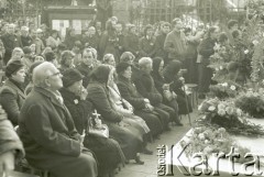 3.11.1984, Warszawa, Polska.
Pogrzeb księdza Jerzego Popiełuszki w kościele św. Stanisława Kostki. Żałobnicy.
Fot. Jerzy Szot, zbiory Ośrodka KARTA