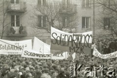 3.11.1984, Warszawa, Polska.
Pogrzeb księdza Jerzego Popiełuszki w kościele św. Stanisława Kostki. Żałobnicy z transparentami.
Fot. Jerzy Szot, zbiory Ośrodka KARTA