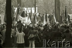 3.11.1984, Warszawa, Polska.
Pogrzeb księdza Jerzego Popiełuszki w kościele św. Stanisława Kostki. Żałobnicy z chorągwiami.
Fot. Jerzy Szot, zbiory Ośrodka KARTA