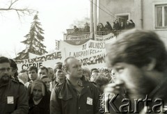 3.11.1984, Warszawa, Polska.
Pogrzeb księdza Jerzego Popiełuszki w kościele św. Stanisława Kostki. Żałobnicy z transparentami.
Fot. Jerzy Szot, zbiory Ośrodka KARTA