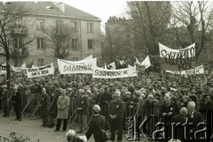 3.11.1984, Warszawa, Polska.
Pogrzeb księdza Jerzego Popiełuszki w kościele św. Stanisława Kostki. Żałobnicy z transparentami.
Fot. Jerzy Szot, zbiory Ośrodka KARTA