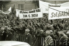 3.11.1984, Warszawa, Polska.
Pogrzeb księdza Jerzego Popiełuszki w kościele św. Stanisława Kostki. Żałobnicy z transparentami.
Fot. Jerzy Szot, zbiory Ośrodka KARTA