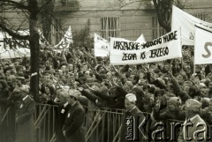 3.11.1984, Warszawa, Polska.
Pogrzeb księdza Jerzego Popiełuszki w kościele św. Stanisława Kostki. Żałobnicy z transparentami.
Fot. Jerzy Szot, zbiory Ośrodka KARTA