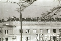 3.11.1984, Warszawa, Polska.
Pogrzeb księdza Jerzego Popiełuszki w kościele św. Stanisława Kostki. Ludzie obserwują przebieg uroczystości z dachu kamienicy.
Fot. Jerzy Szot, zbiory Ośrodka KARTA