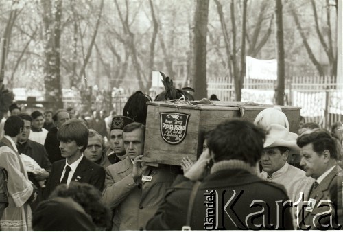 3.11.1984, Warszawa, Polska.
Pogrzeb księdza Jerzego Popiełuszki w kościele św. Stanisława Kostki. 
Fot. Jerzy Szot, zbiory Ośrodka KARTA