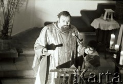 17.11.1984, Toruń, Polska.
Ksiądz Kazimierz Jancarz koncelebruje mszę świętą.
Fot. Jerzy Szot, zbiory Ośrodka KARTA