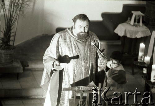 17.11.1984, Toruń, Polska.
Ksiądz Kazimierz Jancarz koncelebruje mszę świętą.
Fot. Jerzy Szot, zbiory Ośrodka KARTA