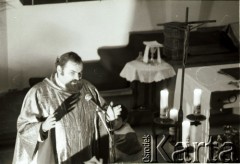 17.11.1984, Toruń, Polska.
Ksiądz Kazimierz Jancarz koncelebruje mszę świętą.
Fot. Jerzy Szot, zbiory Ośrodka KARTA