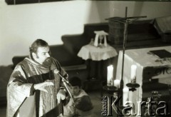 17.11.1984, Toruń, Polska.

Ksiądz Kazimierz Jancarz koncelebruje mszę świętą.

Fot. Jerzy Szot, zbiory Ośrodka KARTA