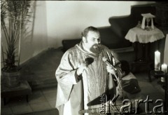 17.11.1984, Toruń, Polska.
Ksiądz Kazimierz Jancarz koncelebruje mszę świętą.
Fot. Jerzy Szot, zbiory Ośrodka KARTA