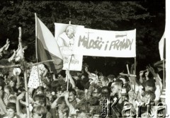 Po 19.10.1984, Częstochowa, Polska.
Pielgrzymi na Jasnej Górze. 
Fot. Jerzy Szot, zbiory Ośrodka KARTA