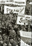 1984, Częstochowa, Polska.

Pielgrzymka ludzi pracy na Jasną Górę. Tłum unosi transparent z napisem 