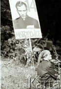 1985, Polska.

Uczestniczka pielgrzymki w drodze na Jasną Górę. Przy niej tablica z portretem ks. Jerzego Popiełuszki.

Fot. Jerzy Szot, zbiory Ośrodka KARTA