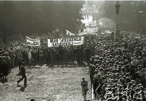 1986, Częstochowa, Polska.
Pielgrzymi w drodze na Jasną Górę.
Fot. Jerzy Szot, zbiory Ośrodka KARTA
