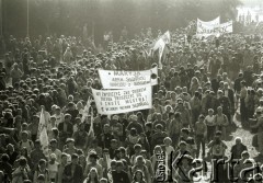 1986, Częstochowa, Polska.

Pielgrzymi w drodze na Jasną Górę.

Fot. Jerzy Szot, zbiory Ośrodka KARTA