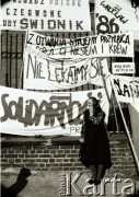 1986, Częstochowa, Polska.

Uczestniczka pielgrzymki na Jasnej Górze, za nią transparent z napisami 