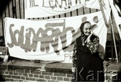 1986, Częstochowa, Polska.

Uczestniczka pielgrzymki na Jasnej Górze, za nią transparent z napisem 