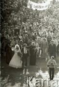 1986, Częstochowa, Polska.
Pielgrzymi w drodze na Jasną Górę. Przed kolumną uczestników pielgrzymki idzie para młoda.
Fot. Jerzy Szot, zbiory Ośrodka KARTA