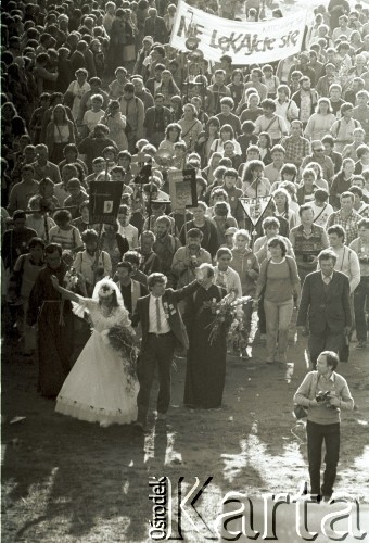 1986, Częstochowa, Polska.
Pielgrzymi w drodze na Jasną Górę. Przed kolumną uczestników pielgrzymki idzie para młoda.
Fot. Jerzy Szot, zbiory Ośrodka KARTA
