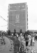 12.06.1987, Gdańsk - Zaspa, Polska.
Trzecia pielgrzymka Jana Pawła II do Polski. Na bloku wiszą transparenty z hasłami: 