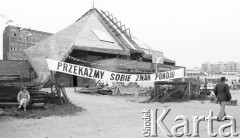 12.06.1987, Gdańsk - Zaspa, Polska.
Trzecia pielgrzymka Jana Pawła II do Polski. Na pierwszym planie transparent o treści: 
