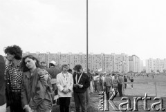 12.06.1987, Gdańsk - Zaspa, Polska.
Trzecia pielgrzymka Jana Pawła II do Polski. Wierni podczas mszy świętej celebrowanej przez Jana Pawła II, w oddali bloki z oznaczeniami sektorów.
Fot. Jerzy Szot, zbiory Ośrodka KARTA