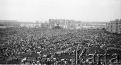 12.06.1987, Gdańsk - Zaspa, Polska.
Trzecia pielgrzymka Jana Pawła II do Polski. Wierni zgromadzeni na mszy świętej celebrowanej przez papieża, w głębi widoczny jest ołtarz papieski w postaci okrętu.
Fot. Jerzy Szot, zbiory Ośrodka KARTA