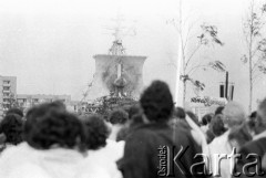 12.06.1987, Gdańsk - Zaspa, Polska.
Trzecia pielgrzymka Jana Pawła II do Polski. Zdjęcie zostało wykonane podczas mszy świętej celebrowanej przez papieża, widoczny jest ołtarz papieski i tłumy wiernych. 
Fot. Jerzy Szot, zbiory Ośrodka KARTA