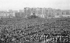 12.06.1987, Gdańsk - Zaspa, Polska.
Trzecia pielgrzymka Jana Pawła II do Polski. Wierni zgromadzeni na mszy świętej celebrowanej przez papieża, w głębi widoczny jest ołtarz papieski w postaci okrętu.
Fot. Jerzy Szot, zbiory Ośrodka KARTA