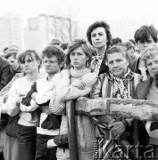 12.06.1987, Gdańsk - Zaspa, Polska.
Trzecia pielgrzymka Jana Pawła II do Polski. Wierni podczas mszy świętej celebrowanej przez papieża. 
Fot. Jerzy Szot, zbiory Ośrodka KARTA