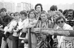 12.06.1987, Gdańsk - Zaspa, Polska.
Trzecia pielgrzymka Jana Pawła II do Polski. Wierni podczas mszy świętej celebrowanej przez papieża. 
Fot. Jerzy Szot, zbiory Ośrodka KARTA