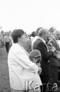 12.06.1987, Gdańsk - Zaspa, Polska.
Trzecia pielgrzymka Jana Pawła II do Polski. Wierni podczas mszy świętej celebrowanej przez papieża, na pierwszym planie kobieta z córką. 
Fot. Jerzy Szot, zbiory Ośrodka KARTA