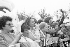 12.06.1987, Gdańsk - Zaspa, Polska.
Trzecia pielgrzymka Jana Pawła II do Polski. Wierni podczas mszy świętej celebrowanej przez papieża. 
Fot. Jerzy Szot, zbiory Ośrodka KARTA