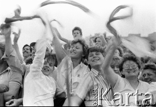 12.06.1987, Gdańsk - Zaspa, Polska.
Trzecia pielgrzymka Jana Pawła II do Polski. Wierni machają radośnie szarfami podczas mszy świętej celebrowanej przez papieża. 
Fot. Jerzy Szot, zbiory Ośrodka KARTA