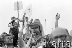 12.06.1987, Gdańsk - Zaspa, Polska.
Trzecia pielgrzymka Jana Pawła II do Polski. Wierni podczas mszy świętej celebrowanej przez papieża. 
Fot. Jerzy Szot, zbiory Ośrodka KARTA