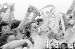 12.06.1987, Gdańsk - Zaspa, Polska.
Trzecia pielgrzymka Jana Pawła II do Polski. Kobiety machają szarfami podczas mszy świętej celebrowanej przez papieża. 
Fot. Jerzy Szot, zbiory Ośrodka KARTA