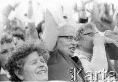12.06.1987, Gdańsk - Zaspa, Polska.
Trzecia pielgrzymka Jana Pawła II do Polski. Kobiety podczas mszy świętej celebrowanej przez papieża. 
Fot. Jerzy Szot, zbiory Ośrodka KARTA
