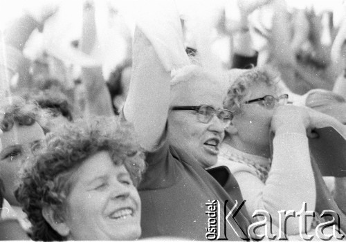 12.06.1987, Gdańsk - Zaspa, Polska.
Trzecia pielgrzymka Jana Pawła II do Polski. Kobiety podczas mszy świętej celebrowanej przez papieża. 
Fot. Jerzy Szot, zbiory Ośrodka KARTA