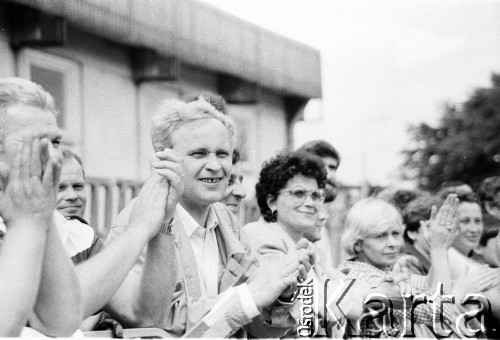 12.06.1987, Gdańsk - Zaspa, Polska.
Trzecia pielgrzymka Jana Pawła II do Polski. Wierni podczas mszy świętej celebrowanej przez papieża. 
Fot. Jerzy Szot, zbiory Ośrodka KARTA