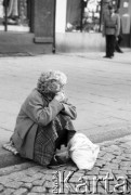 11.06.1987, Gdynia, Polska.
Trzecia pielgrzymka Jana Pawła II do Polski. Kobieta siedząca na chodniku.
Fot. Jerzy Szot, zbiory Ośrodka KARTA