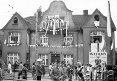 11.06.1987, Gdynia, Polska.
Trzecia pielgrzymka Jana Pawła II do Polski. Budynek udekorowany z okazji wizyty papieża.
Fot. Jerzy Szot, zbiory Ośrodka KARTA