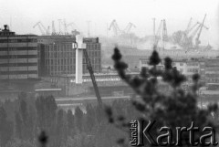 11.06.1987, Gdynia, Polska.
Trzecia pielgrzymka Jana Pawła II do Polski. Krzyż zawieszony na podnośniku. W tle platformy budowlane nad stocznią.
Fot. Jerzy Szot, zbiory Ośrodka KARTA