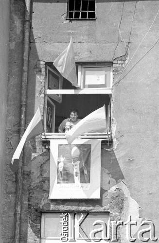 11.06.1987, Gdynia, Polska.
Trzecia pielgrzymka Jana Pawła II do Polski.Chłopiec wygląda przez okno, poniżej wisi portret Ojca Świętego.
Fot. Jerzy Szot, zbiory Ośrodka KARTA