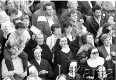 11.06.1987, Gdynia, Polska.
Trzecia pielgrzymka Jana Pawła II do Polski. Wierni, m.in. zakonnice podczas mszy świętej celebrowanej przez Jana Pawła II.
Fot. Jerzy Szot, zbiory Ośrodka KARTA