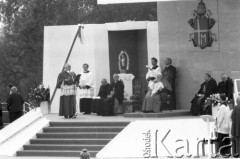 11.06.1987, Gdynia, Polska.
Trzecia pielgrzymka Jana Pawła II do Polski. Msza święta z udziałem Ojca Świętego, biskupa krakowskiego Franciszka Macharskiego oraz prymasa Polski Józefa Glempa.
Fot. Jerzy Szot, zbiory Ośrodka KARTA