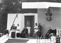 11.06.1987, Gdynia, Polska.
Trzecia pielgrzymka Jana Pawła II do Polski. Msza święta z udziałem Ojca Świętego, biskupa krakowskiego Franciszka Macharskiego oraz prymasa Polski Józefa Glempa.
Fot. Jerzy Szot, zbiory Ośrodka KARTA